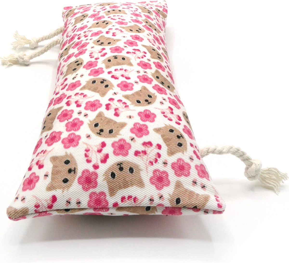 Wasbaar En Hervulbaar Catnip Speelkussen ‘LENTE’ Voor Je Kat – Ecologisch En Plastiekvrij – 30 Cm Lang – Met Uniek Maaknummer – Made In Belgium! 1 Wasbaar En Hervulbaar Catnip Speelkussen ‘LENTE’ Voor Je Kat – Ecologisch En Plastiekvrij – 30 Cm Lang – Met Uniek Maaknummer – Made In Belgium!